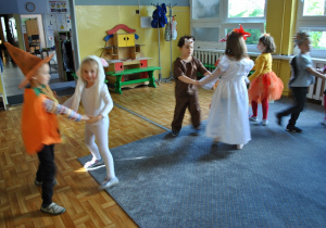 Dzieci tańczą w parach. Ujęcie 3